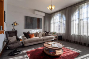The Banker's Loft - Central Launceston Art Deco Pad